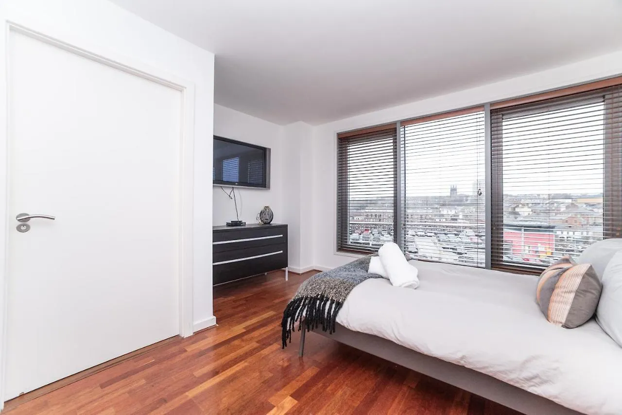 Newcastle Penthouse - Sleeps 8 - City Centre - Free Parking - City Views Apartment