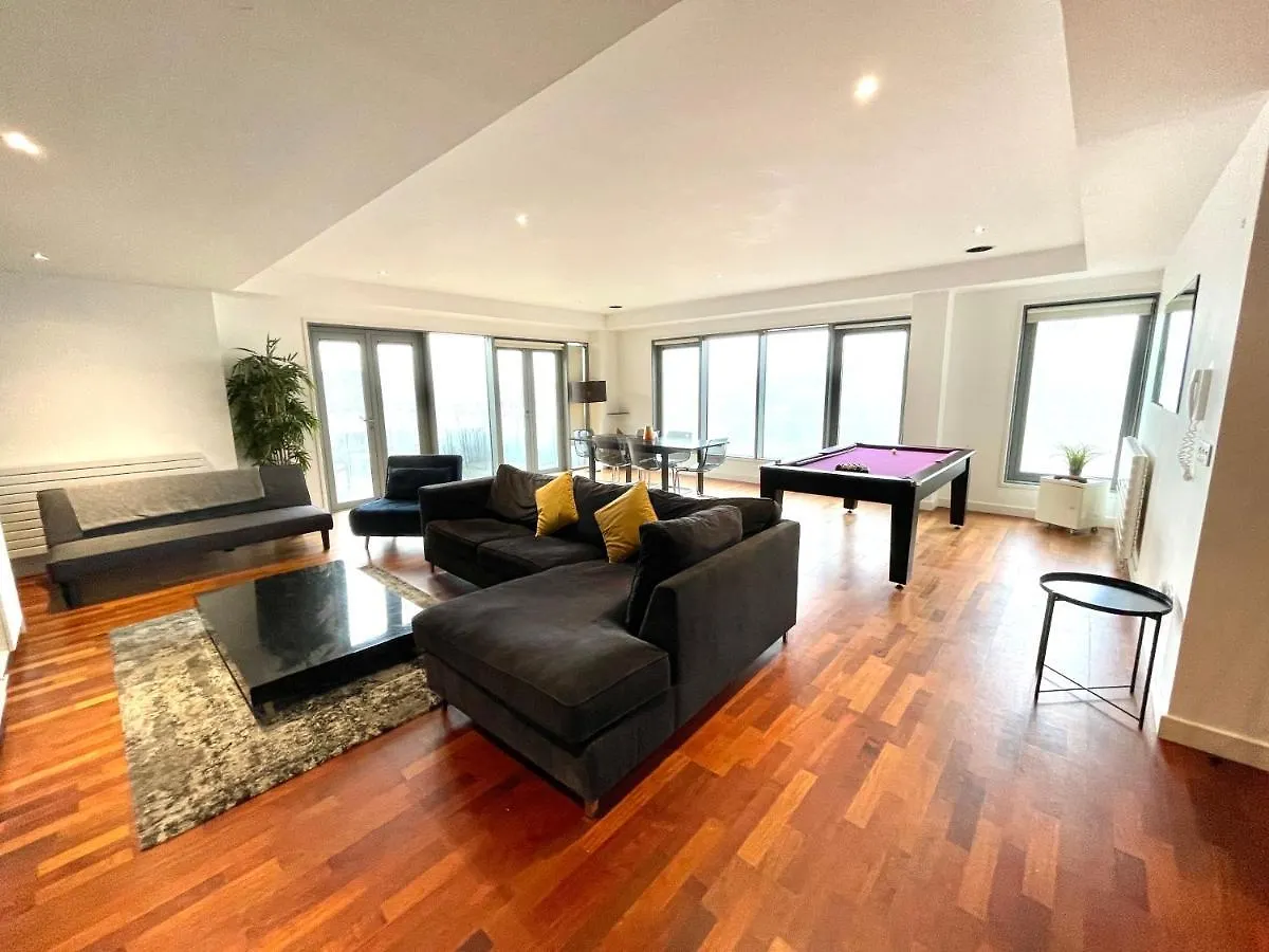 Newcastle Penthouse - Sleeps 8 - City Centre - Free Parking - City Views Apartment