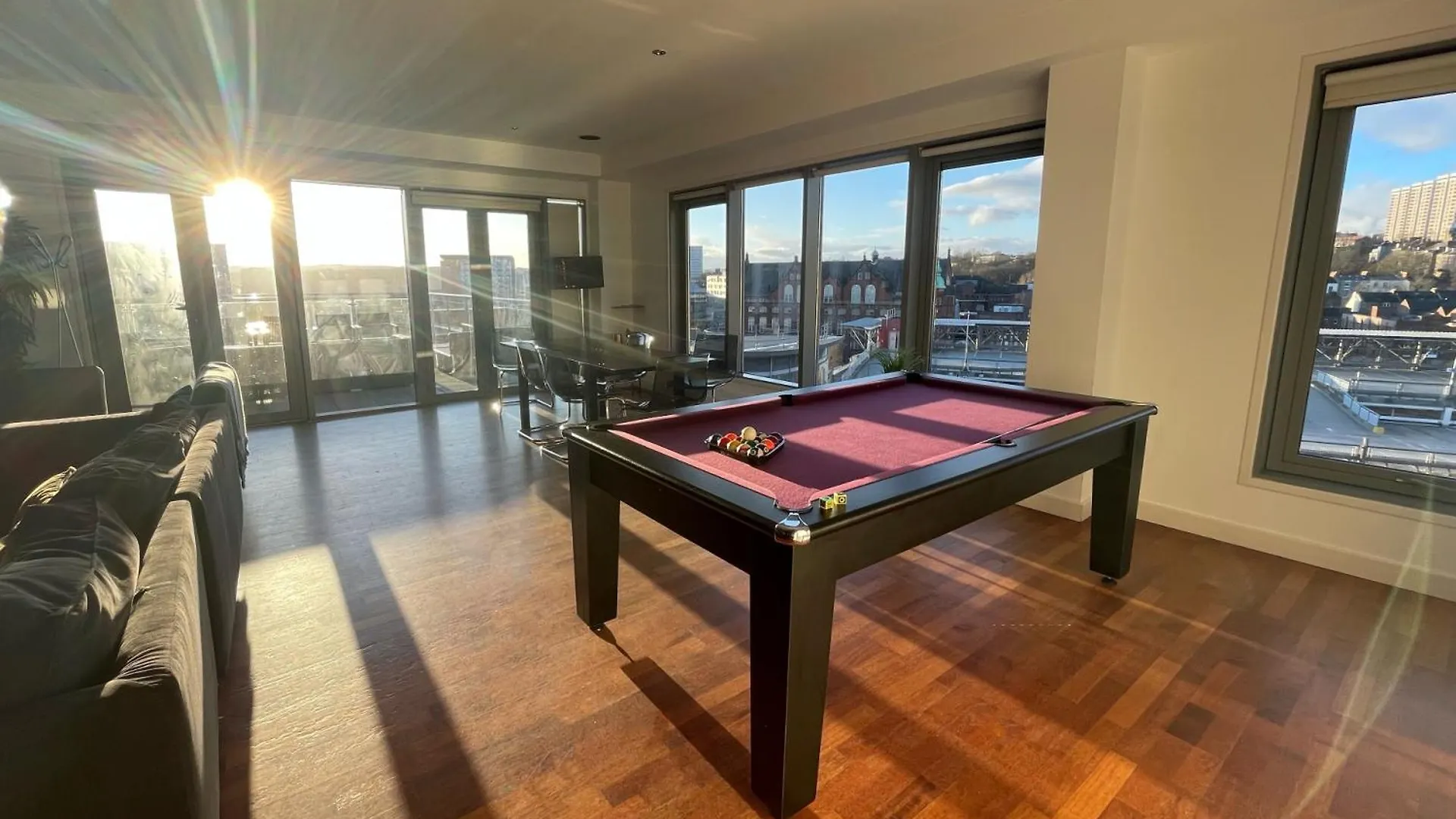 Newcastle Penthouse - Sleeps 8 - City Centre - Free Parking - City Views Apartment United Kingdom